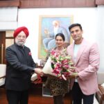 Bollywood Superstar Shah Rukh Khan Takes Moments Off Dunki to Bless Actor-Director Hemwant Tiwari for Lomad